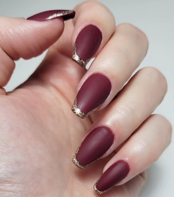 Pose Américaine (GelX) forme coffin - Bordeaux mat et french dorée