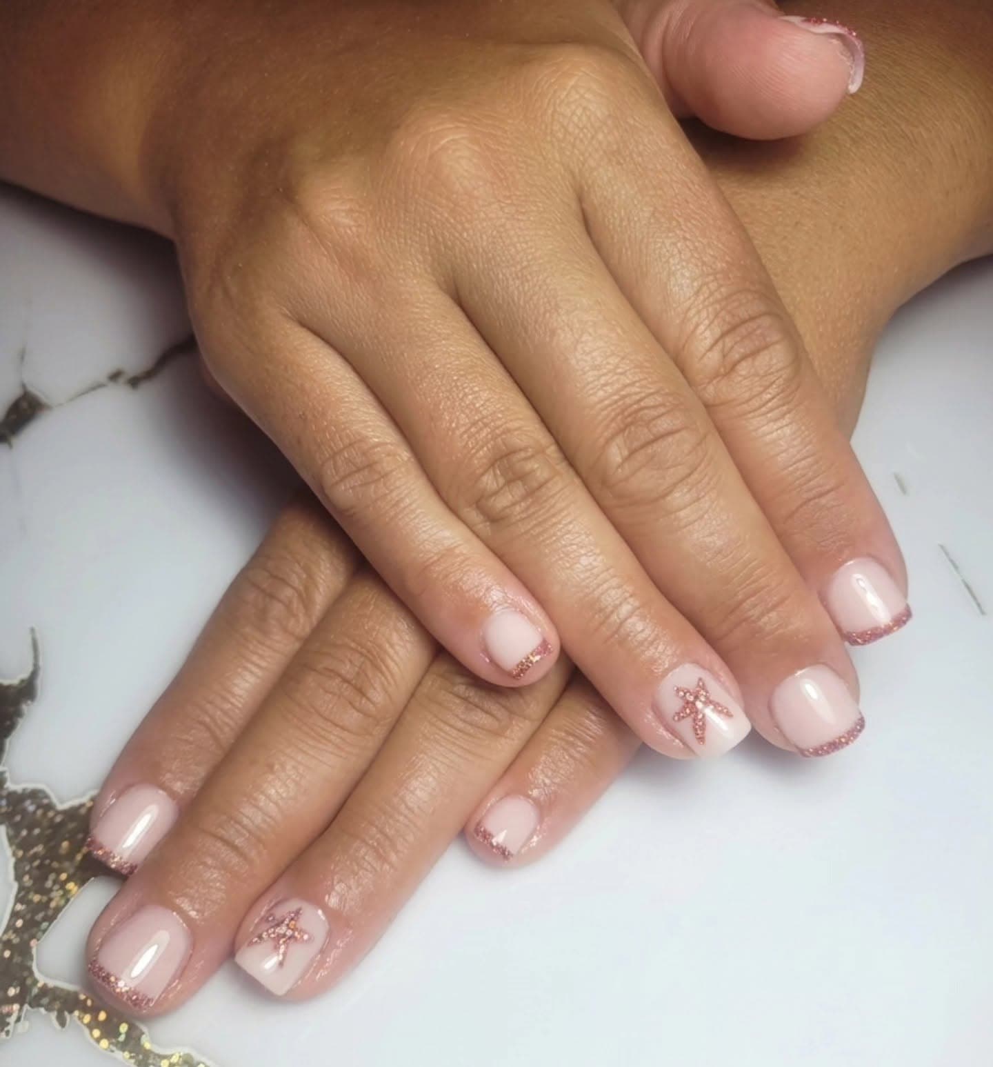 Rallongement demi capsules Gel - French et nail art paillettes